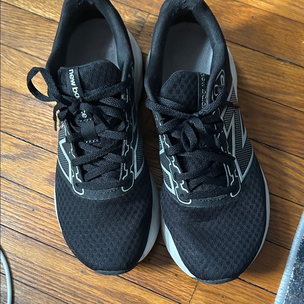 Women’s New Balance size 6